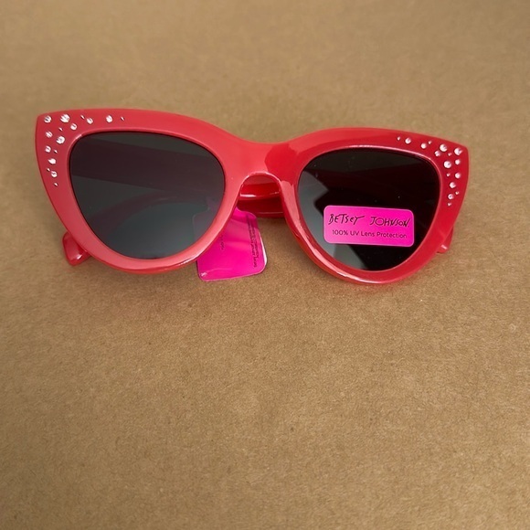 Betsey Johnson red cat eye Sunglasses NWT - Picture 1 of 3